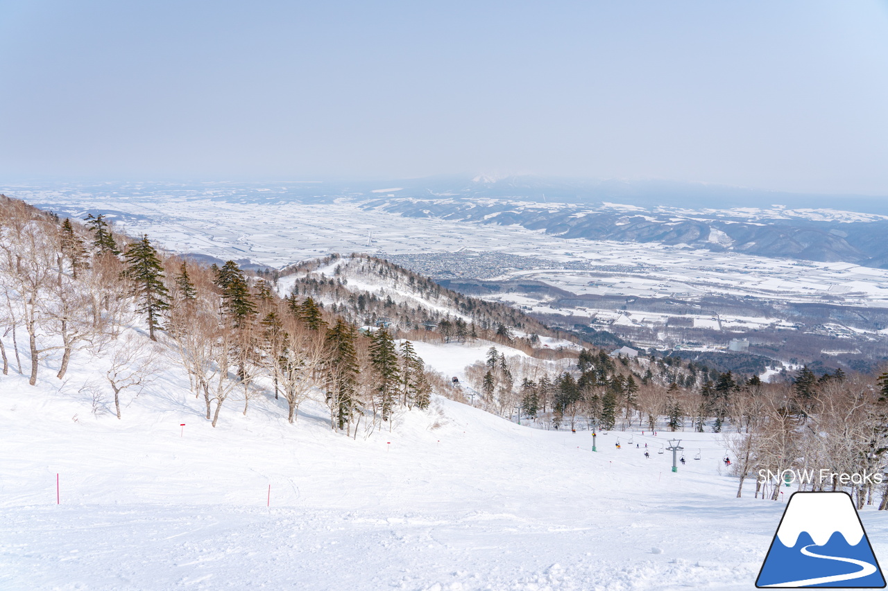 富良野スキー場｜2022-2023シーズンの『北の峰ゾーン』の営業は、3月21日（火・祝）まで。心ゆくまでロング滑走を楽しみましょう♪